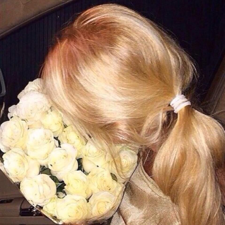 Блондинка с розами без лица фото