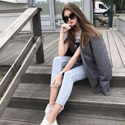  ,  Viktoria, 22