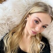  ,  Alena, 28