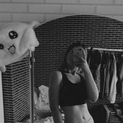  ,  Nikol, 24