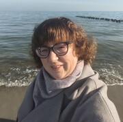  ,  Dana, 33
