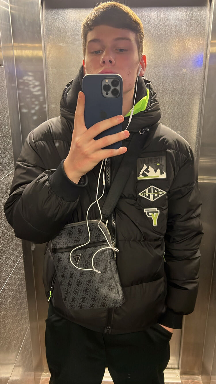  32418166  Sergeevich, 23 ,    