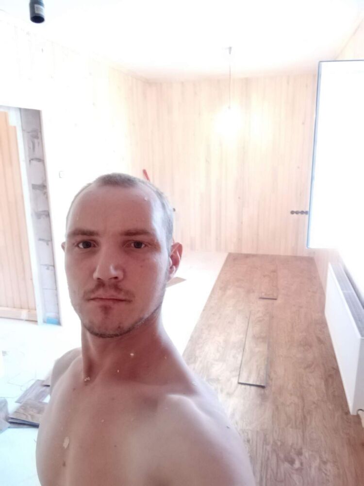  30467676  Pavel, 32 ,    