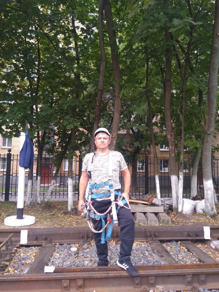  53025336  Vladimir, 46 ,    