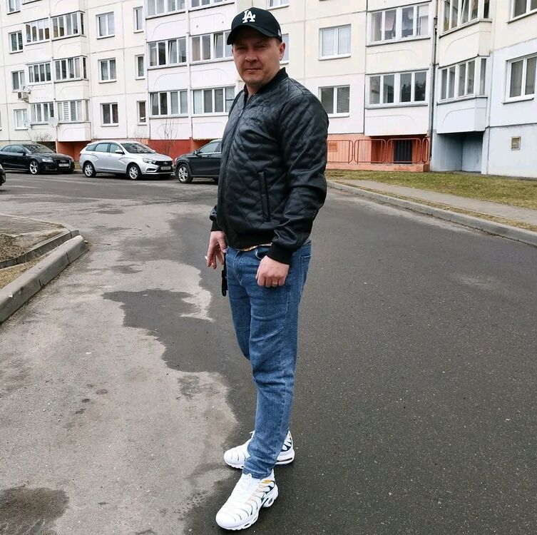  44649146  Artur, 40 ,    