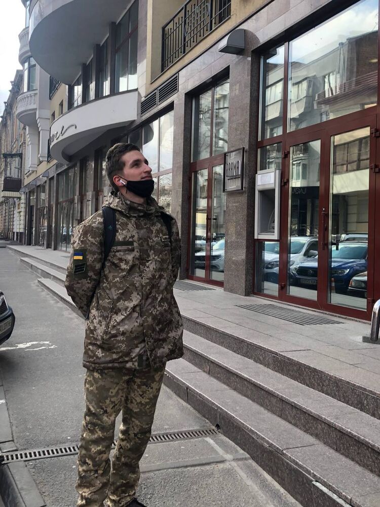  22607066  Alexei, 24 ,    