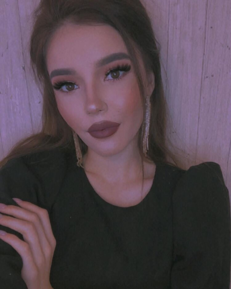  ,   ANASTASIA, 22 ,   