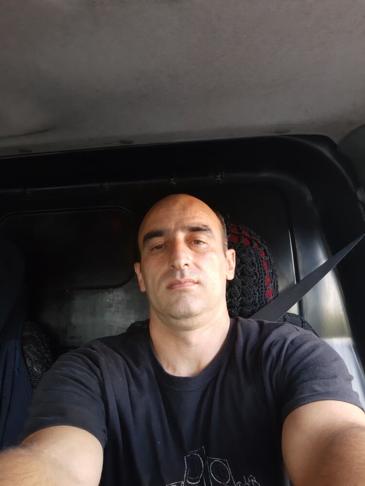  18327086  Murad, 44 ,    