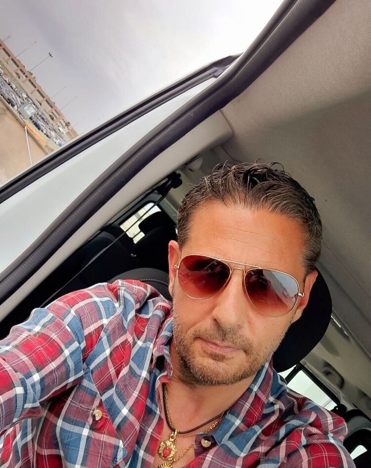  26047816  Ivan, 51 ,    Rome