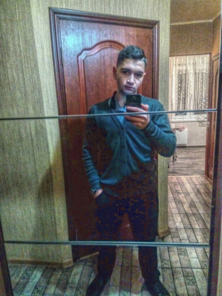 11207386  Erik, 26 ,    