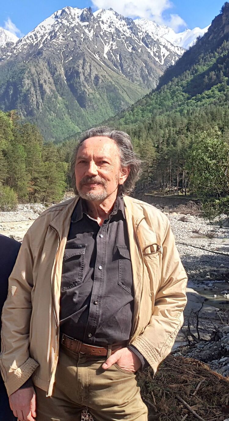  52471136  Alex, 69 ,    