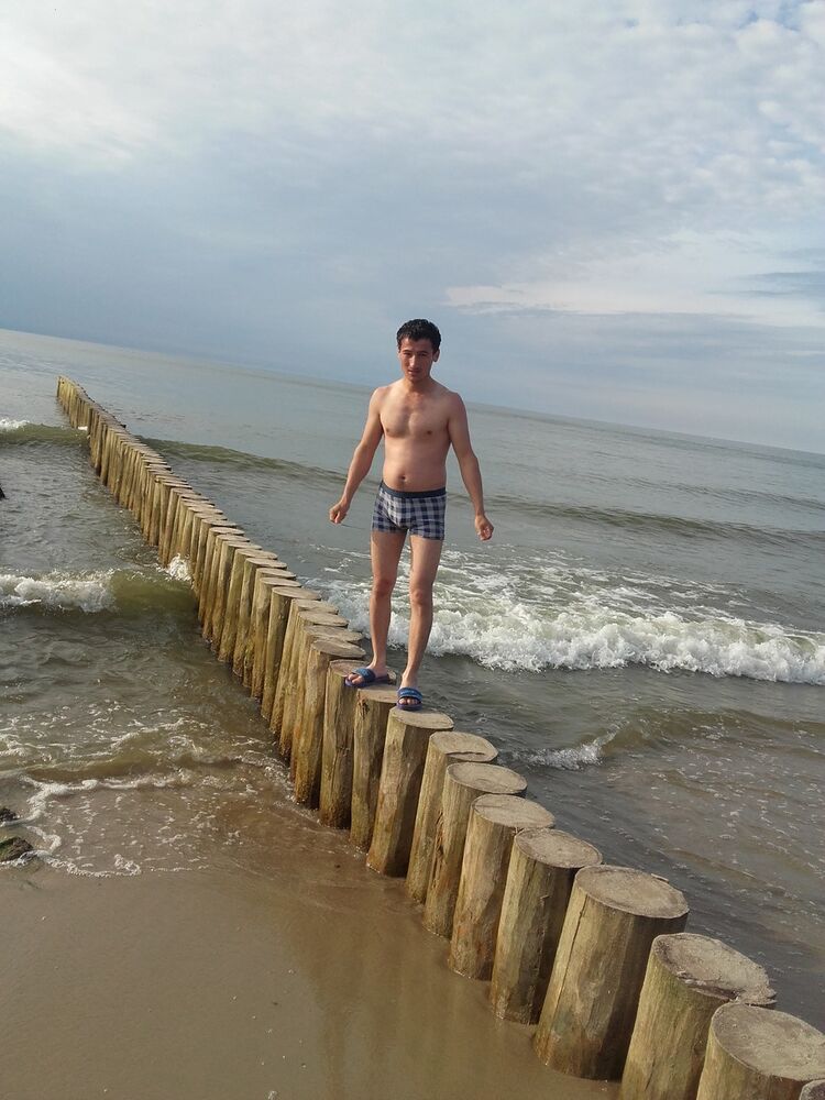  ,   Ilyosbek, 33 ,   ,   , c 