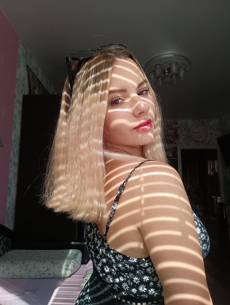  ,   Tanya, 22 ,   