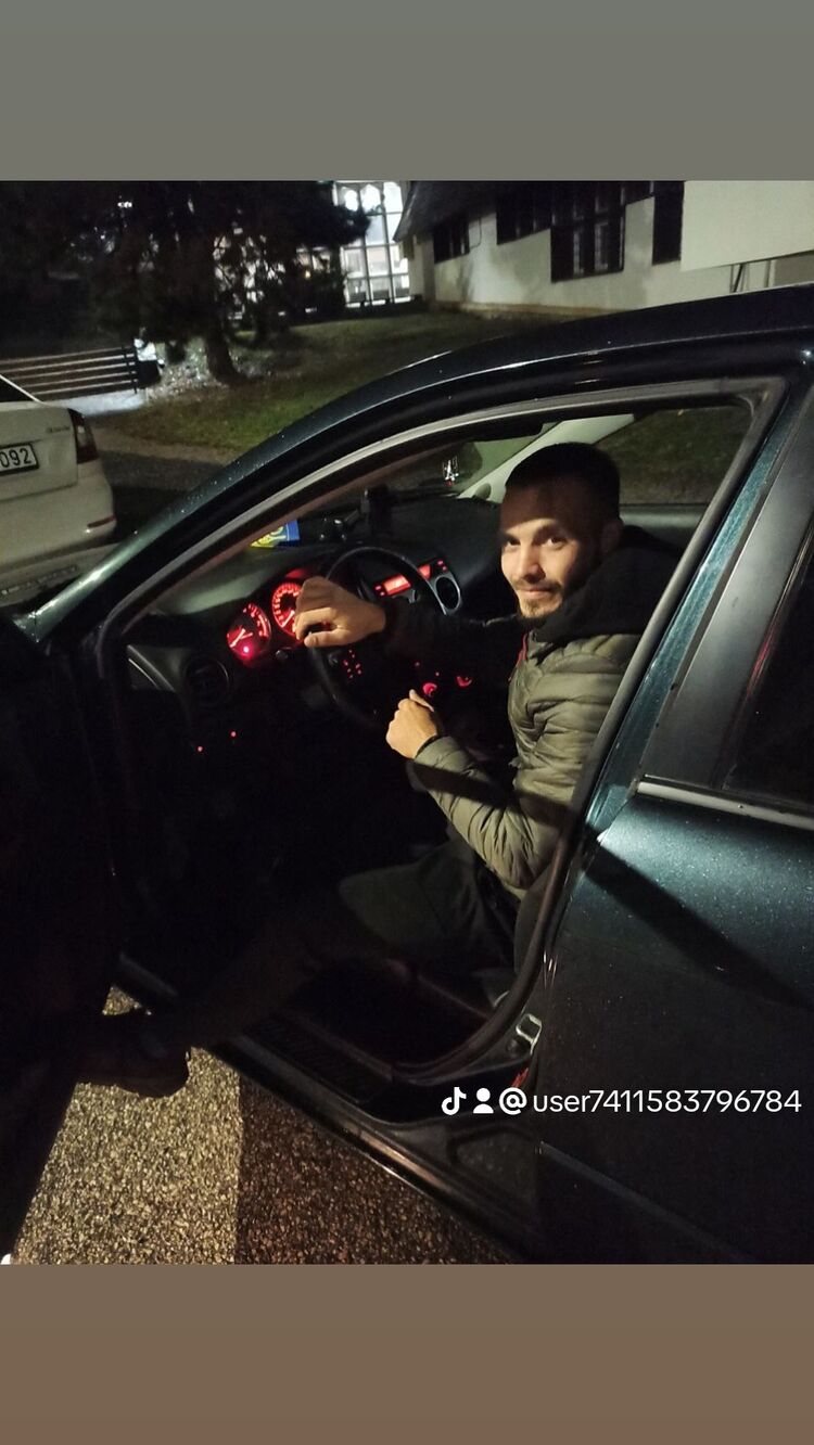  43202996  Andrii, 32 ,    Varpalota