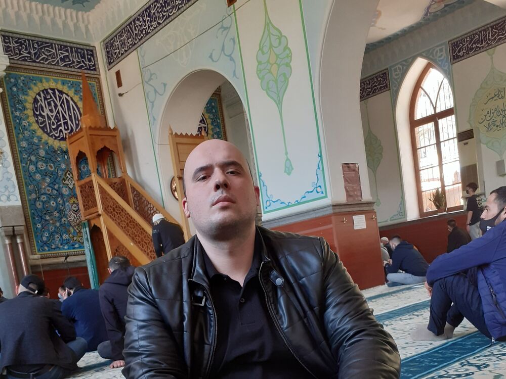  30495656  Irakli, 34 ,    