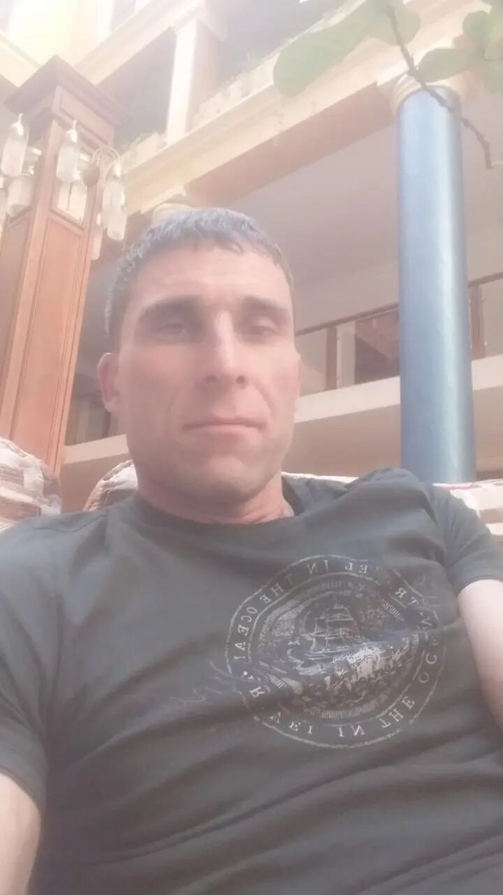  49749546  Artak, 44 ,    