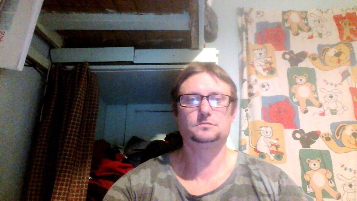  22296756  Andrej, 43 ,    