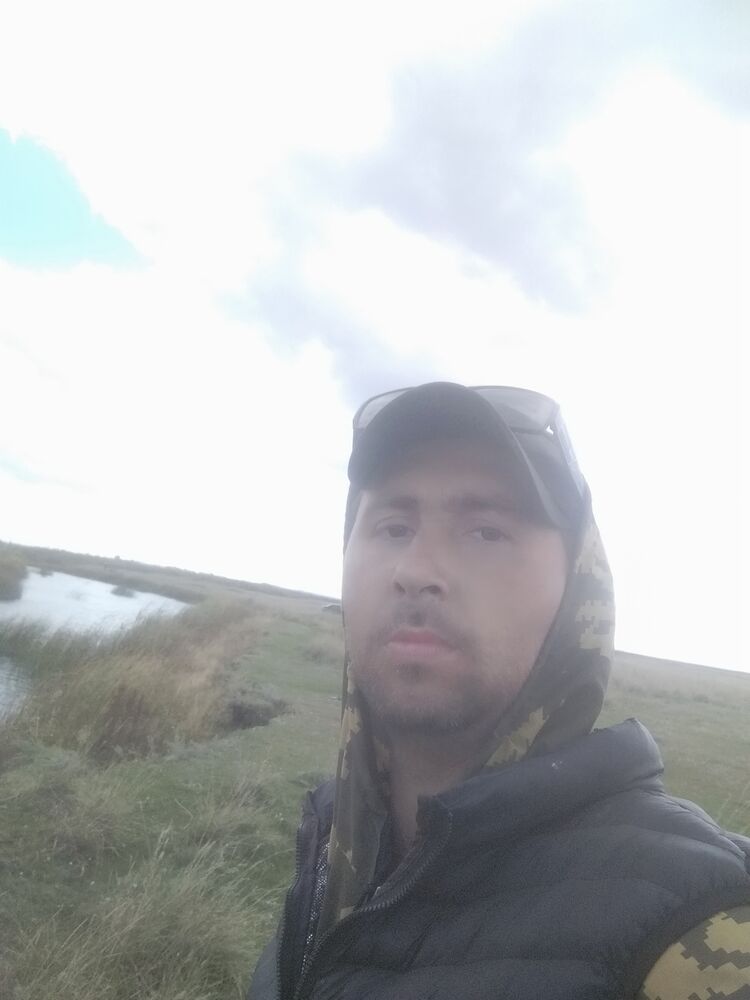  46424866  Anton, 33 ,    