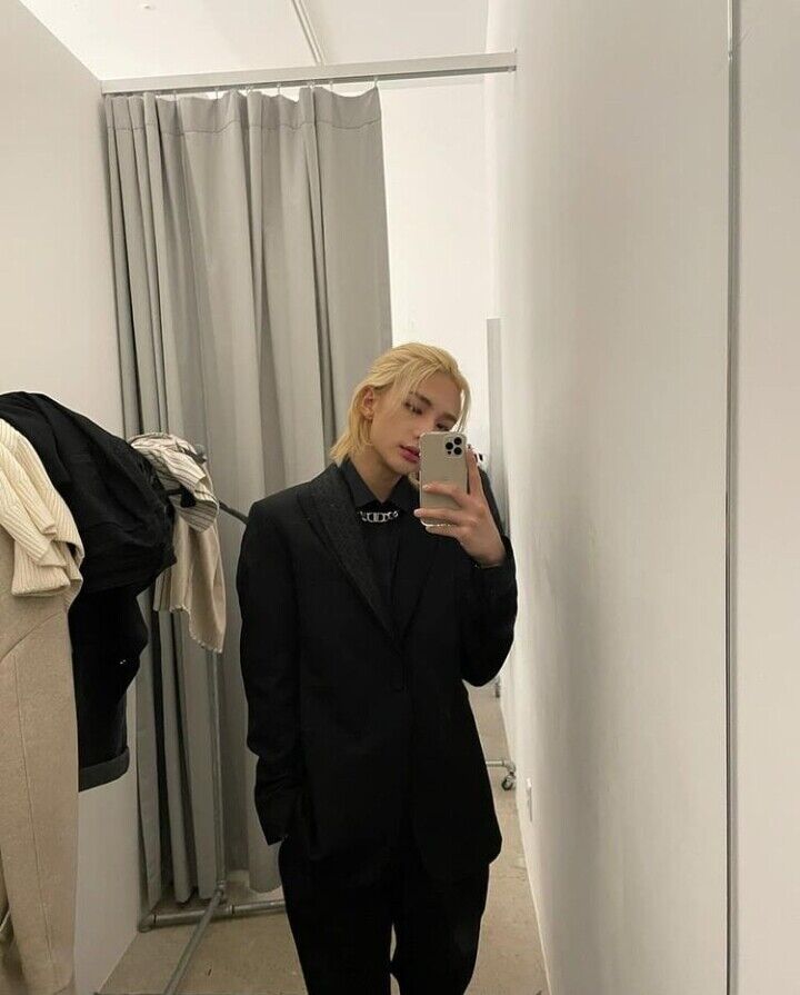  22323046  Hyunjin, 24 ,    