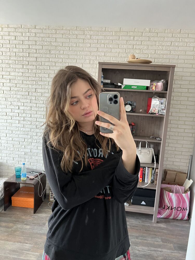  -,   Sasha, 25 ,   ,   
