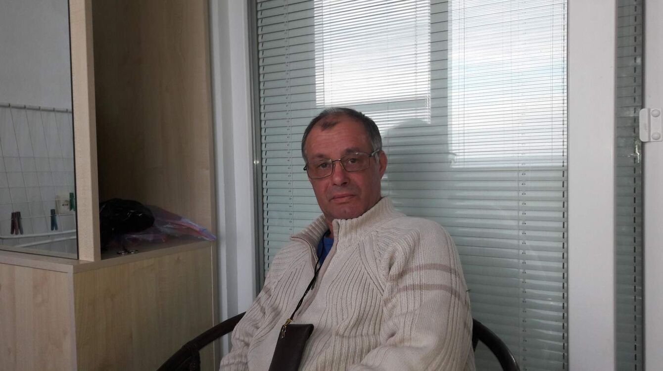  38930606  Aleksei, 57 ,    