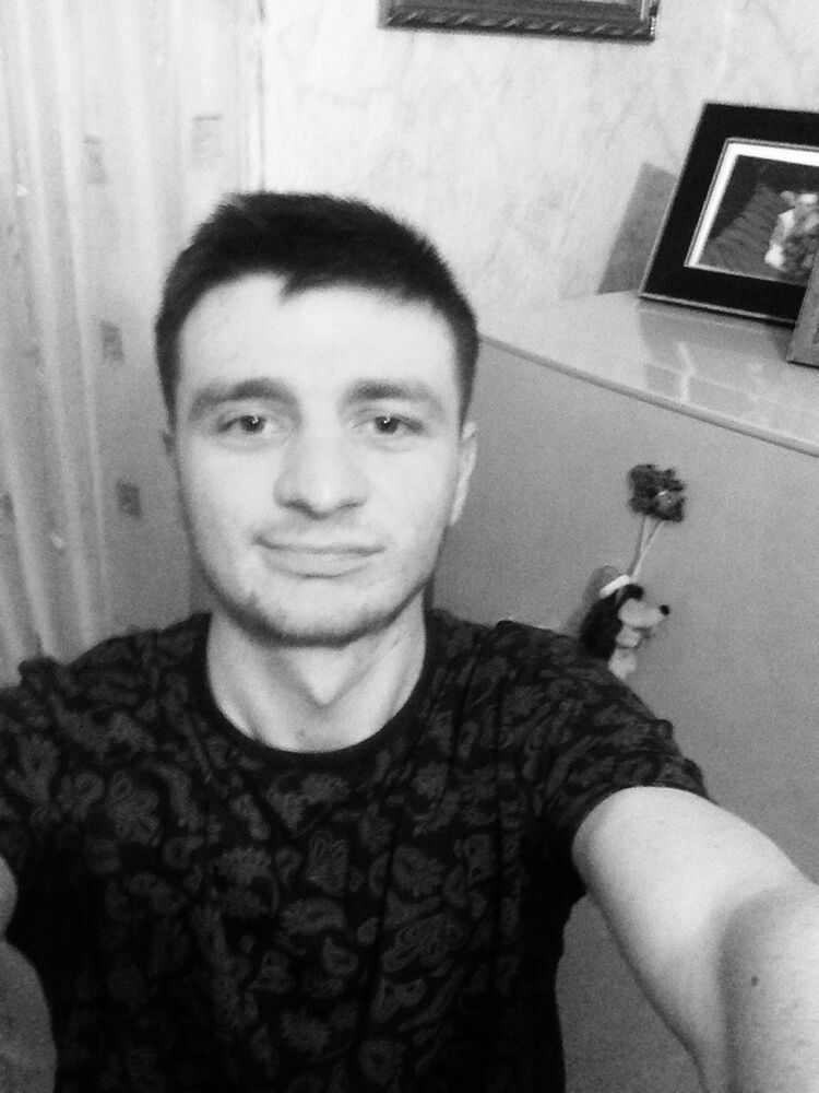  10052736  Ghita, 31 ,    