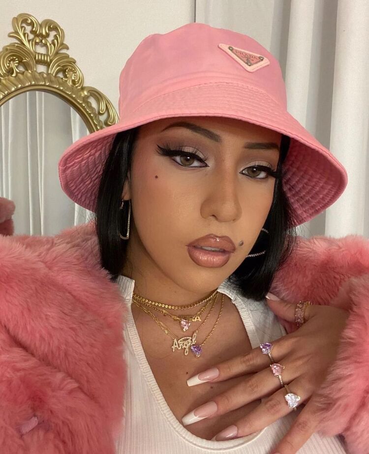  29583696  Alina, 22 ,    