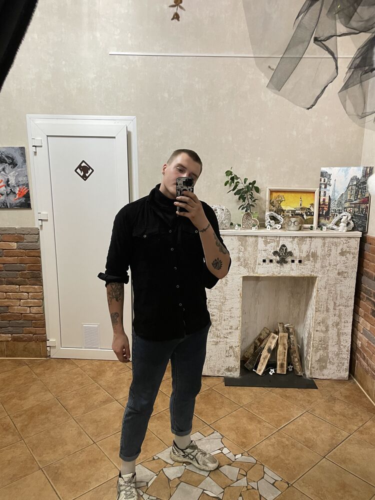  44825456  Artem, 21 ,    