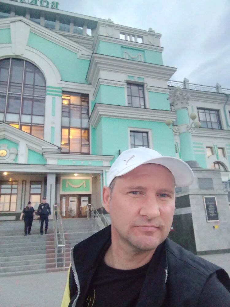  53335876  Ivan, 44 ,    