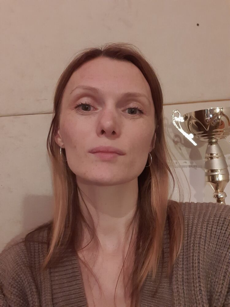  ,   Elena, 43 ,   c 
