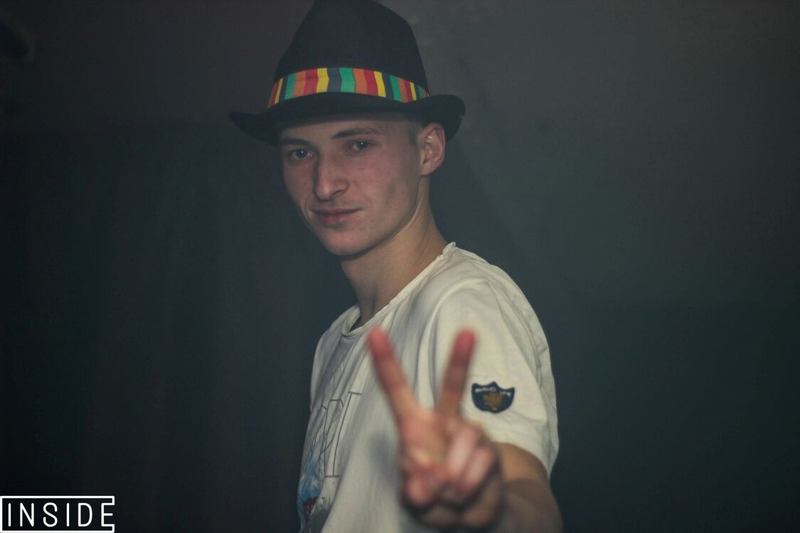  40232106  Dima, 31 ,    