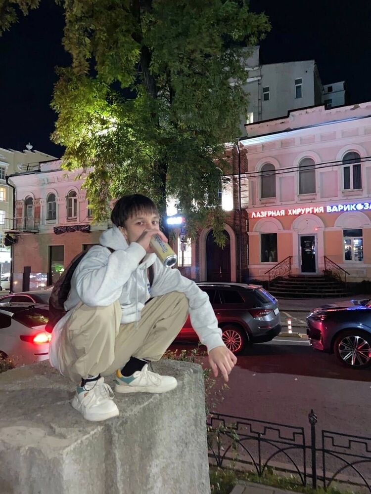  40580736  Alexander, 21 ,    --