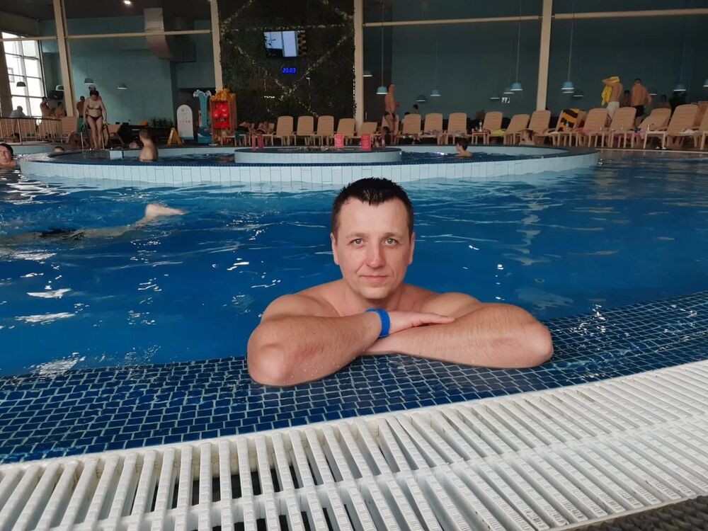  52833966  Konstantin, 42 ,    