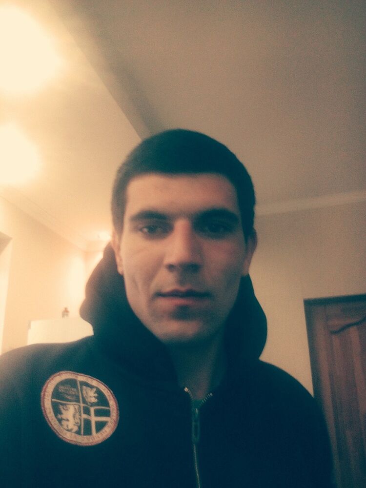  9285166  Artur, 29 ,    