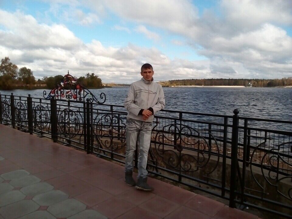  18090396  Deonis, 44 ,    