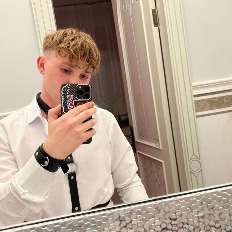 ���� 55968726 ����� Adam, 19 ���, ���� ���������� � Le Lamentin