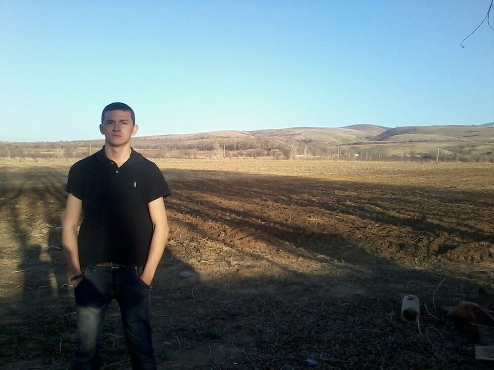  4247256  Artur, 32 ,    