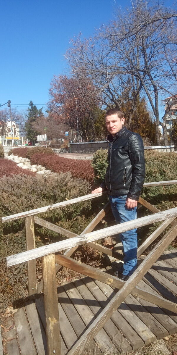  15709116  Dimitrii, 32 ,    