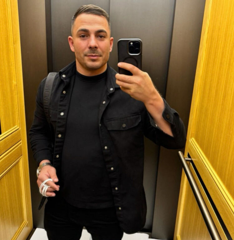  42864816  Eric Italy, 40 ,    