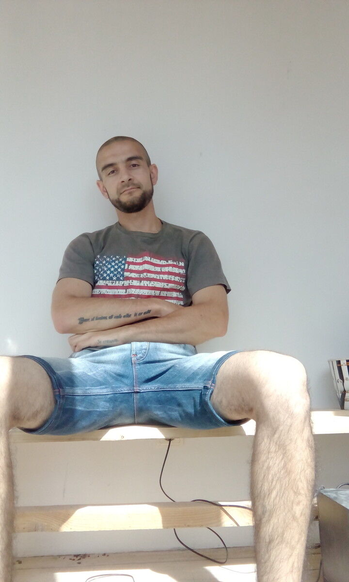  ,   Artur, 42 ,   , 