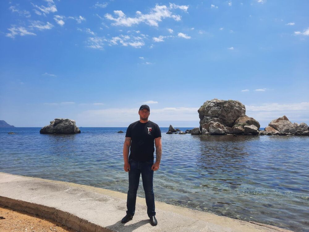  ,   Viktor, 45 ,   c 