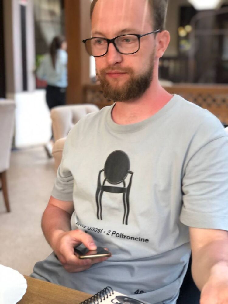  43418306  Moon, 33 ,    