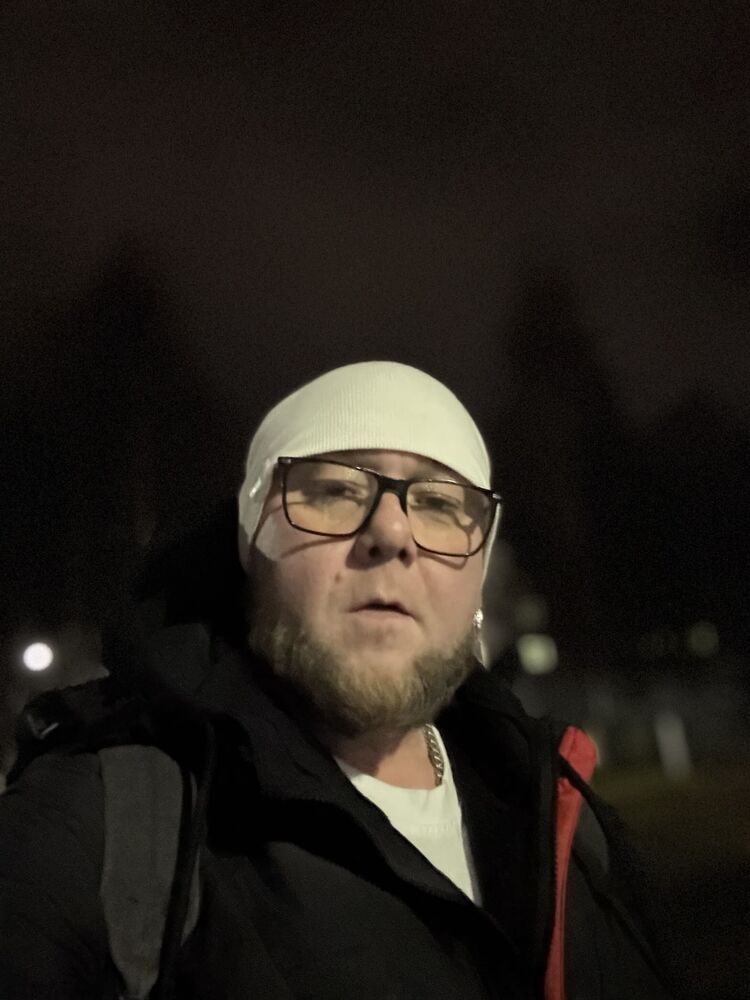  54496136  VIKTOR, 43 ,    