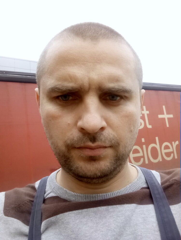  10421676  Serhii, 43 ,    