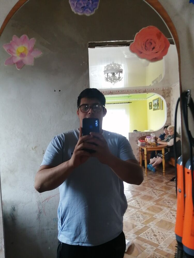  20693366  Aleksei, 25 ,    