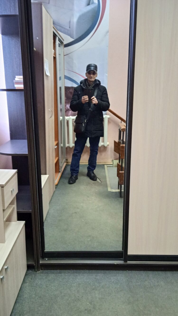  33270336  Viktor, 57 ,    