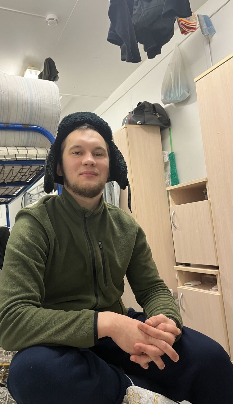  32177936  Ivan, 26 ,    