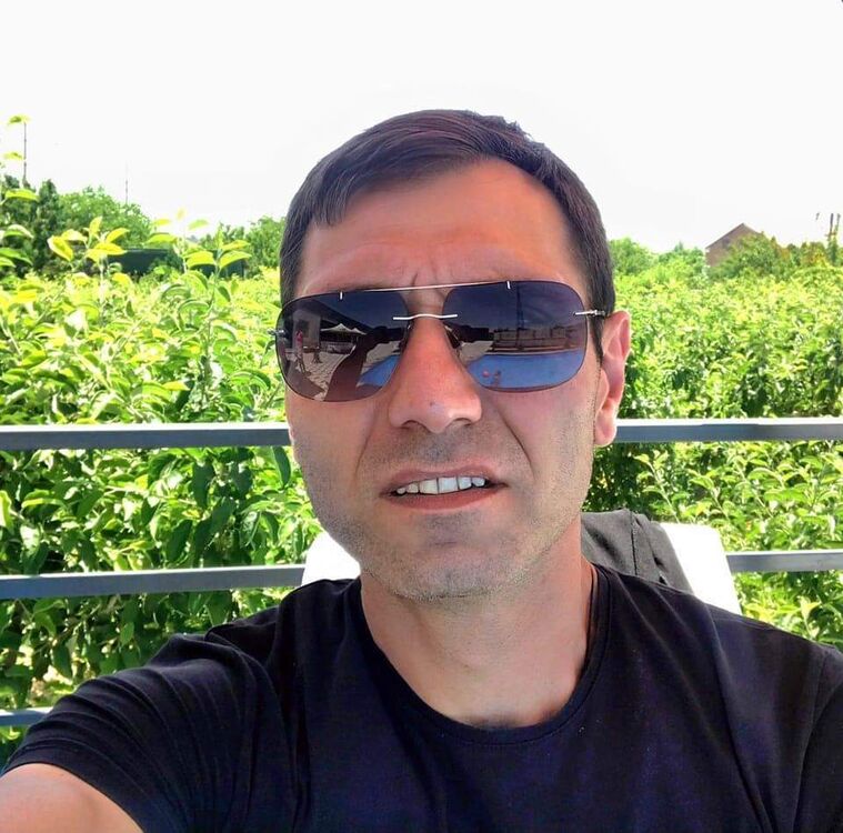  45944946  Gagik, 44 ,    