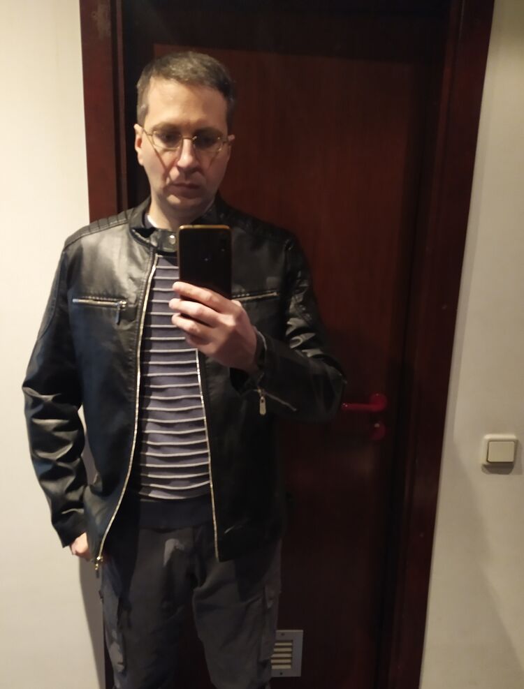  28144286  Igor, 44 ,    