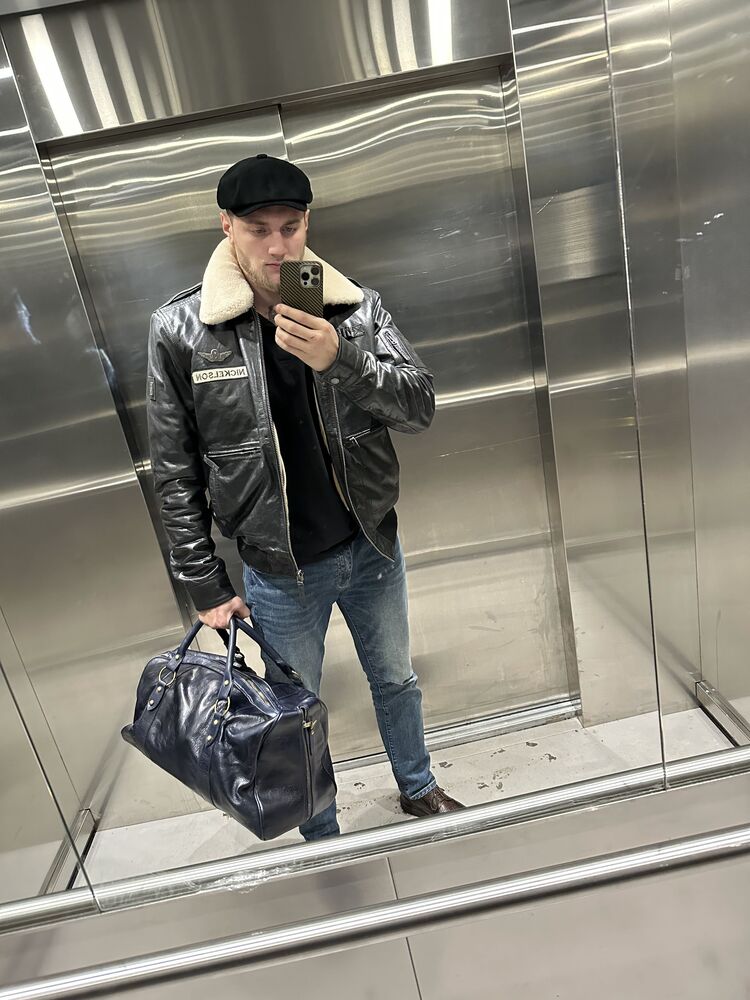  39868586  Artur, 23 ,    